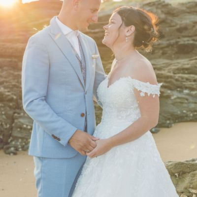 Couple de mariés échangeant un regard complice lors de leur séance couple de mariage à Pornic