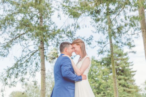Couple de mariés dans un décor naturel lors de leur séance photo à Rennes