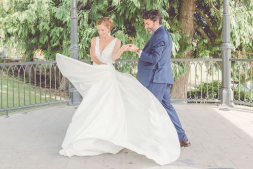 Mariés dansant lors de leur séance photo de couple de mariage