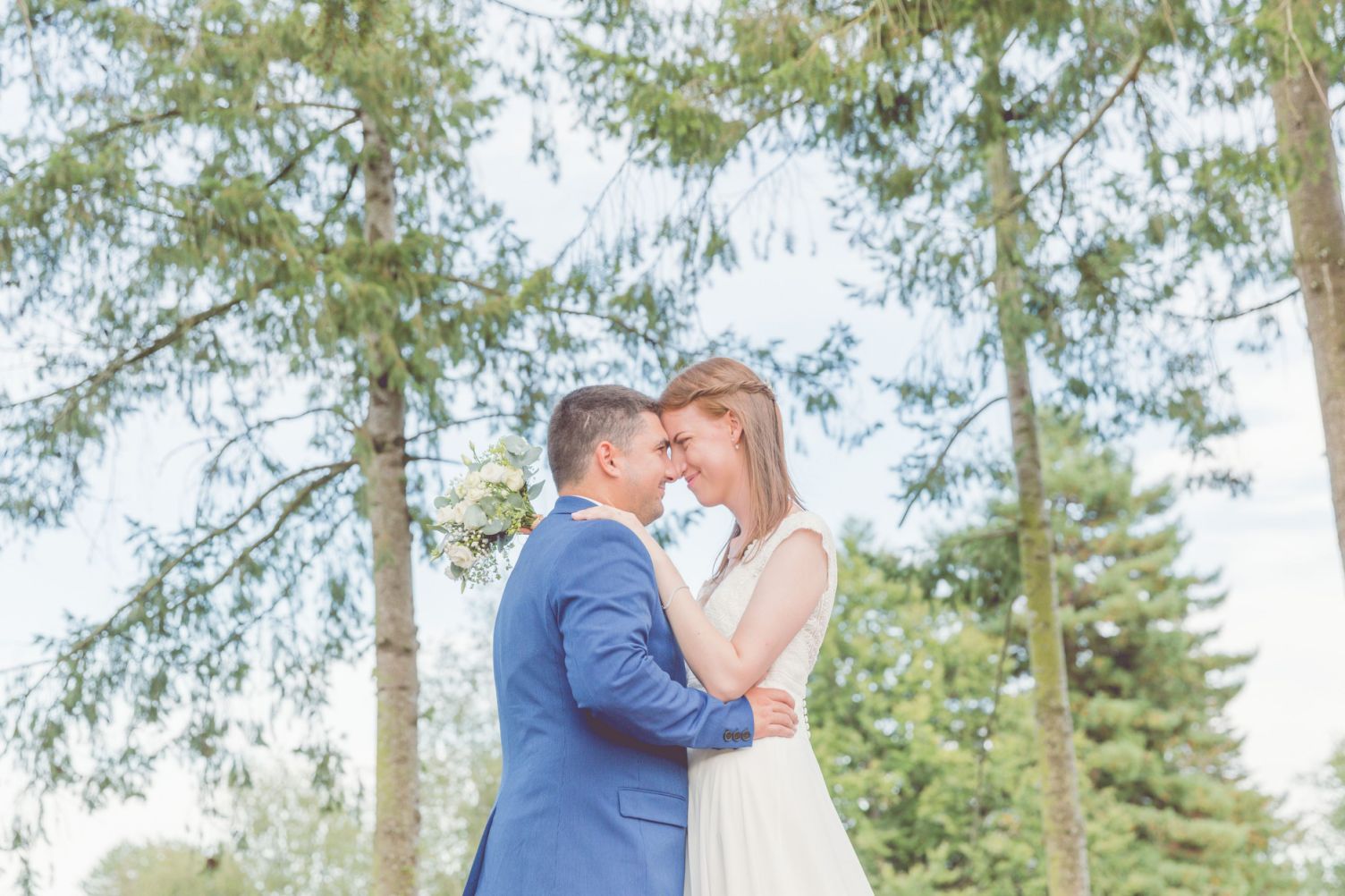 Couple de mariés dans un décor naturel lors de leur séance photo à Rennes