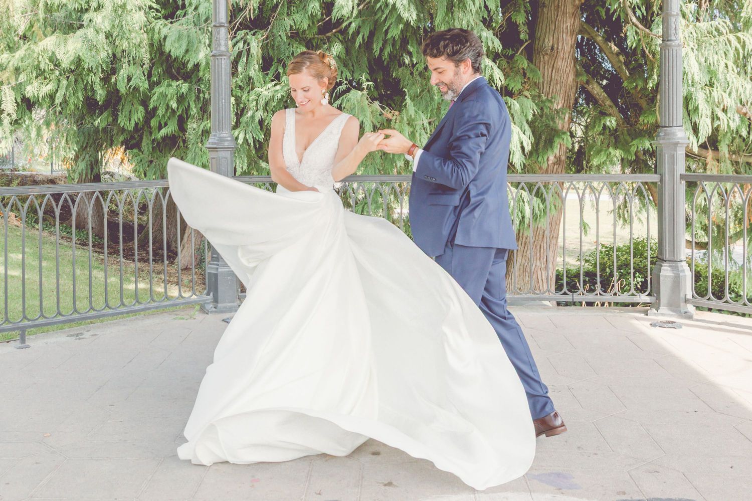 Mariés dansant lors de leur séance photo de couple de mariage