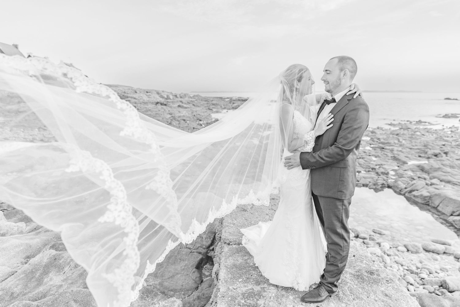 Couple de mariés sur un paysage côtier lors de leur séance de mariage