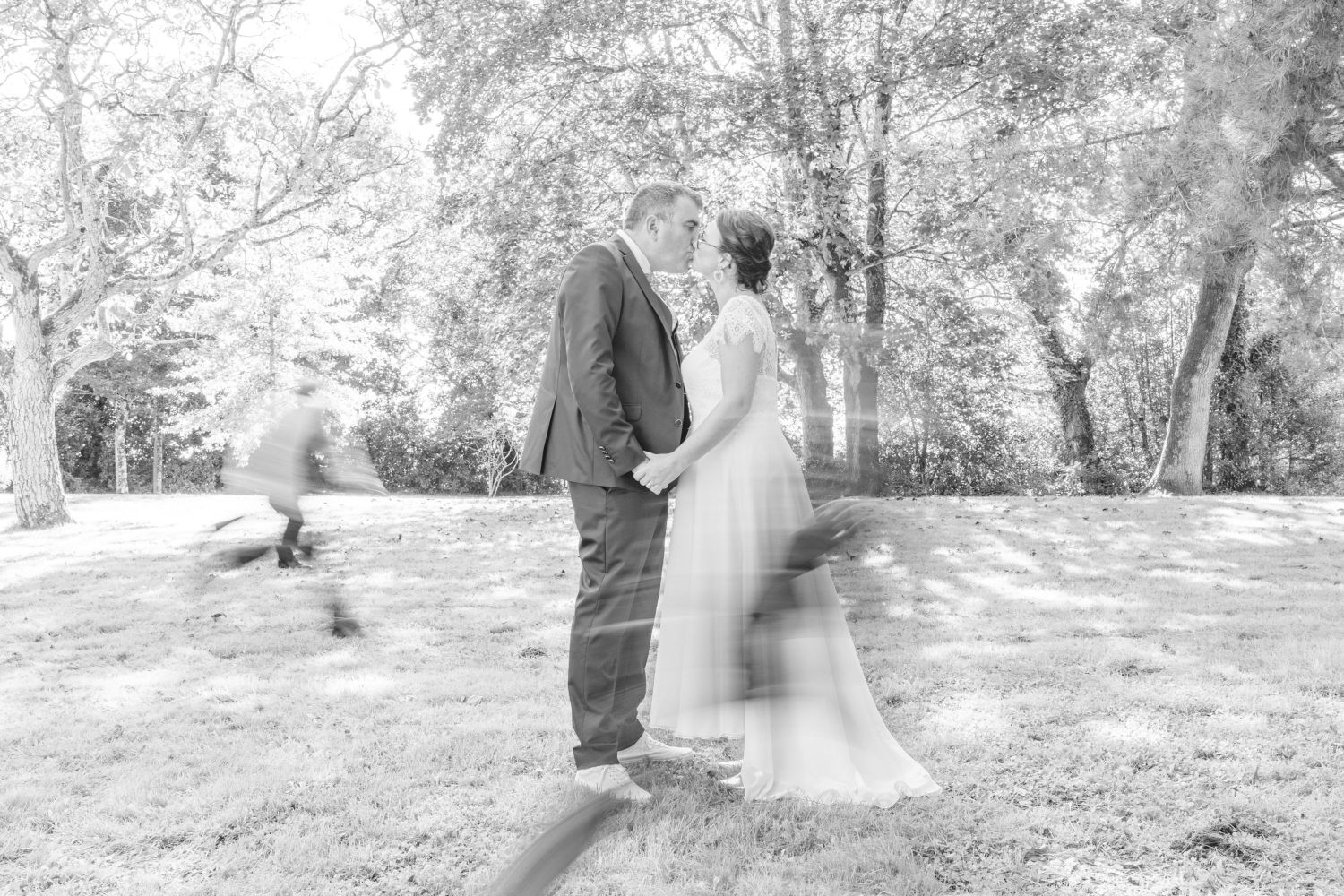 Couple de mariés échangeant un baisé lors d’un mariage au chateau de la Pinais Nantes